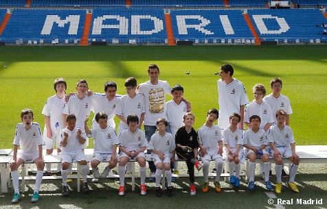 Niños de la escuela inclusiva de la Fundación Realmadrid disfrutan de Arbeloa y el Bernabéu