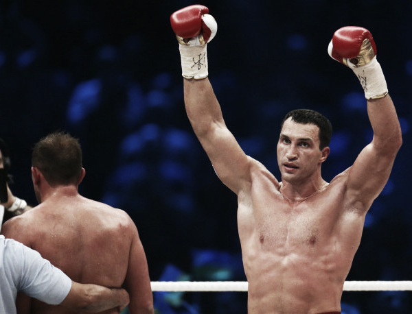 Wladimir Klitschko reafirma su reinado del puño de hierro tras imponerse a Francesco Pianeta