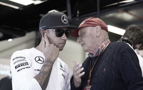 Niki Lauda adverte Lewis Hamilton