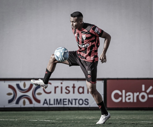 Airton vira garçom, lidera assistências e ajuda Atlético-GO em gols decisivos na Série B