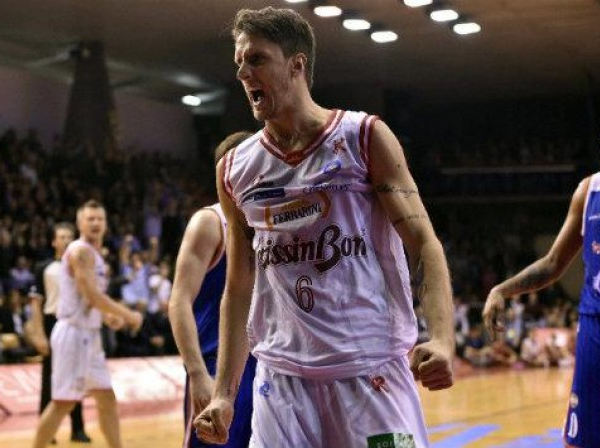 Basket, Serie A Beko: Della Valle e Polonara trascinano Reggio Emilia, è 2-0 con Sassari