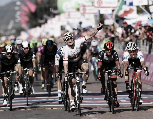 Giro d'Italia, Greipel sfreccia a Tortolì e si prende la maglia rosa