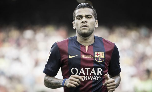 Alves to agree surprise Barcelona stay