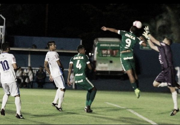Goiás vence Aparecidense com gols de atacantes estreantes