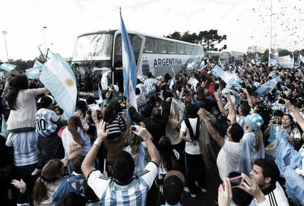 Mesmo com vice-campeonato, Argentina é recebida por milhares de torcedores no prédio da AFA