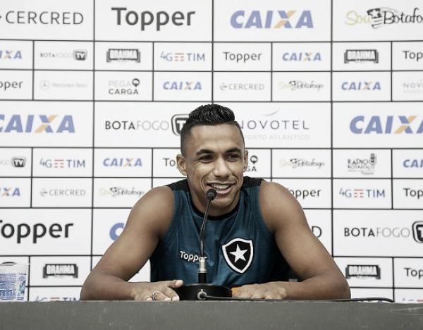 Após início de trabalho, Arnaldo elogia ambiente no Botafogo: "Mudanças sempre para o bem"