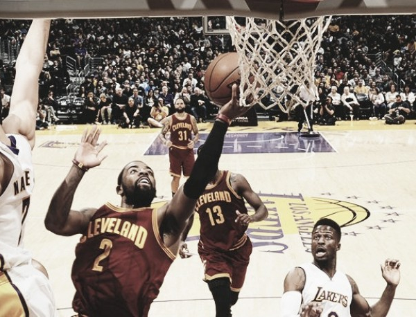 Com virada espetacular no último período, Cavaliers vencem Lakers em noite inspirada de Irving