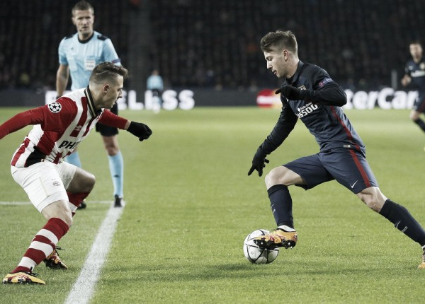 Un eroico PSV resiste in dieci di fronte all'Atletico Madrid. Pari a reti bianche