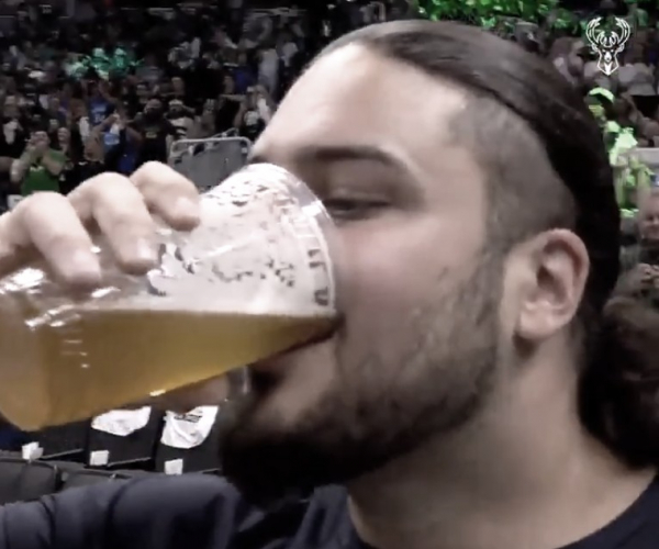 David Bakhtiari se torna atração nas finais da NBA por virar cerveja a cada jogo do Bucks em casa