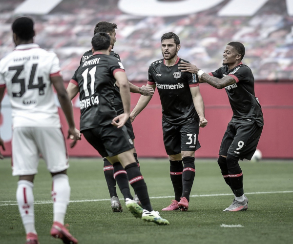 Bayer
Leverkusen faz dever de casa, derrota Mainz, mas não vai à Champions
League