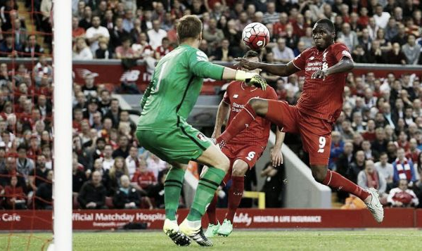Benteke manda il Liverpool in testa alla classifica