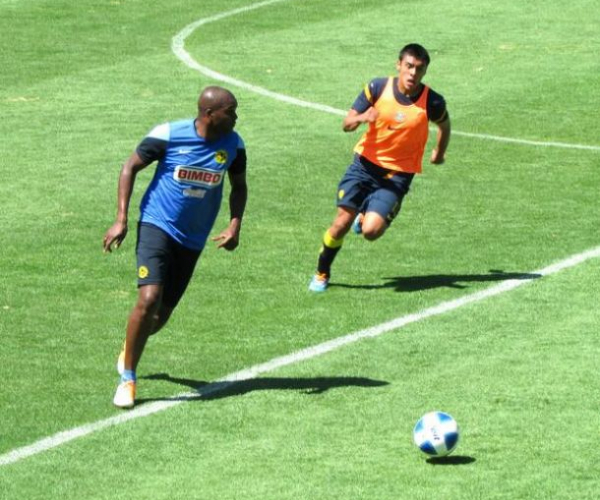 Aquivaldo Mosquera regresa a los entrenamientos y es opción para jugar ante Santos