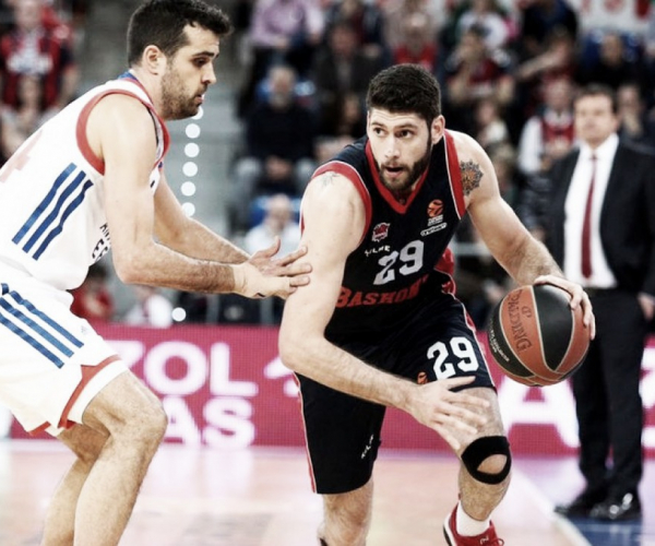 Efes sorprende a Baskonia, que se medirá al campeón en 'playoffs'
