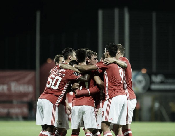 Benfica sobrevive à Choupana com golos de Carrillo e Jiménez