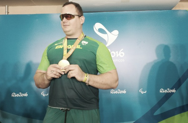 Medalha de ouro no lançamento de disco F11, Alessandro da Silva exalta atletismo paralímpico