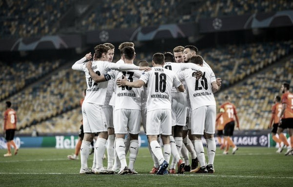 Com três de Pléa, Borussia Mönchengladbach atropela Shakhtar Donetsk e lidera Grupo B