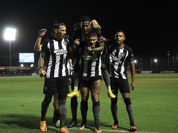 Botafogo vence Bangu e assume a liderança do Carioca