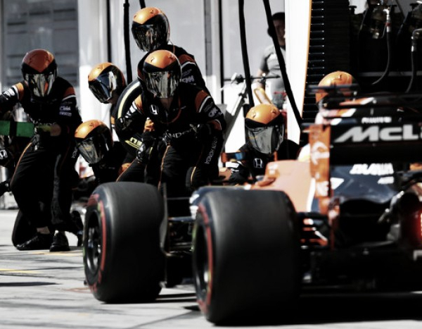 Alonso abandonó de nuevo: "No me importan las diferencias. Ésto es sólo un test"