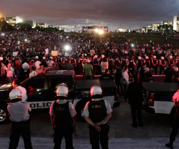 Rousseff: "Ascoltiamo la protesta"