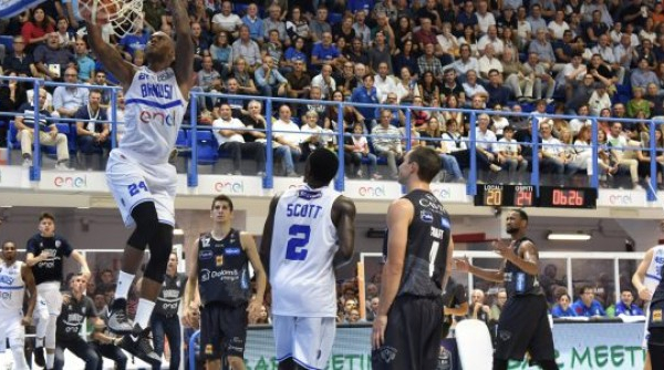 LegaBasket Serie A - Brindisi apre il campionato battendo una confusionaria Trento (69-61)