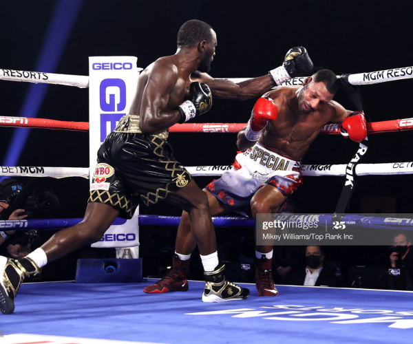 Crawford beats Brook inside four to defend Welterweight title
