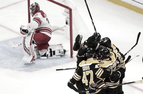 Los Bruins dan el primer paso hacia la final de la NHL