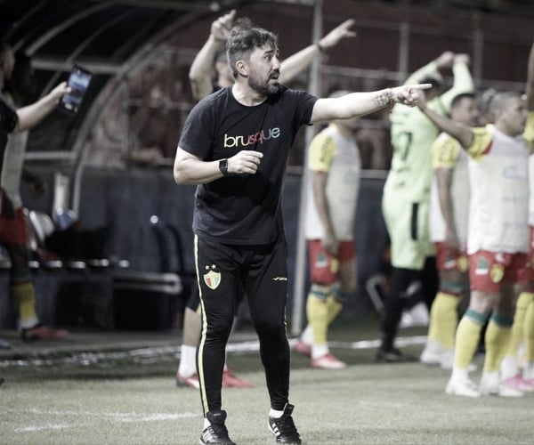 Treinador do Brusque, Luizinho Lopes festeja acesso na Série C