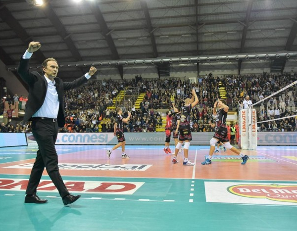 Volley M - Nella Superlega fa rumore la sconfitta casalinga dell'Azimut Modena che scivola al quarto posto