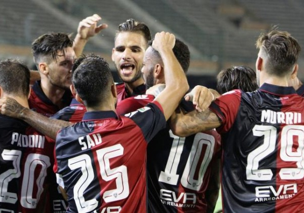 Serie A - Il Cagliari esulta con Farias, il Sassuolo cade 4-3