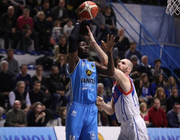 Lega Basket - Cremona si aggiudica il derby con Cantù (109-100)