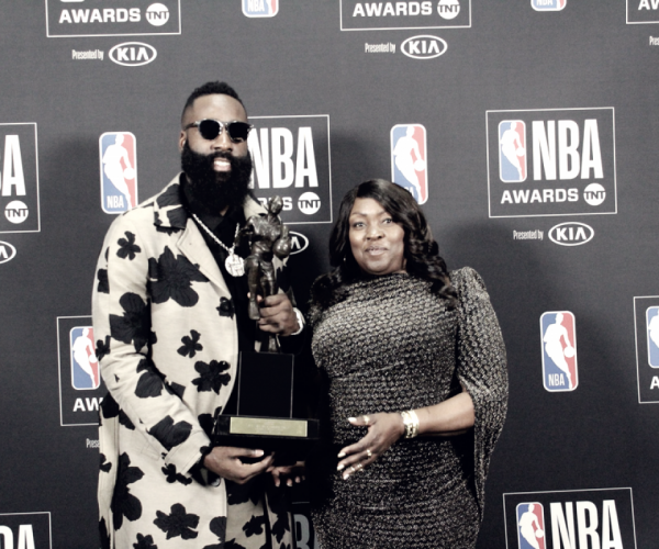 NBA Awards - Harden la spunta su LeBron per l'MVP, Simmons è il nuovo ROTY