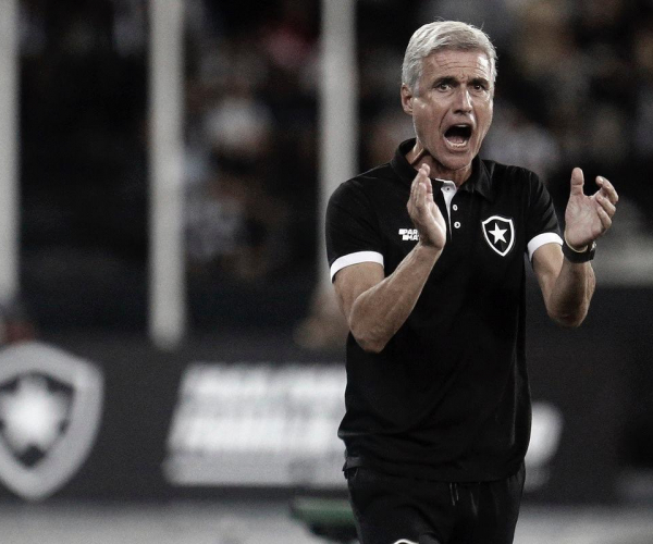 Luis Castro exalta torcedores após vitória do Botafogo: "Obrigado à torcida, entregou-se ao jogo"