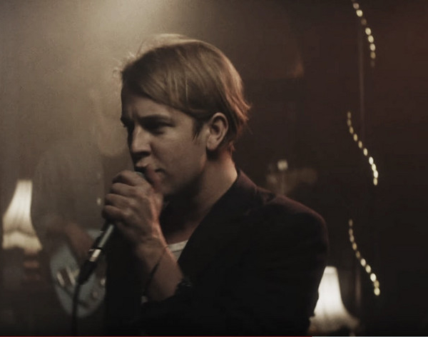 Tom Odell lanza nuevo vídeo para "Go Tell Her Now"