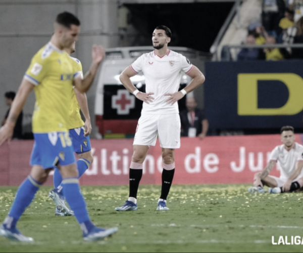 El Sevilla remonta dos goles para conseguir un punto en Cádiz