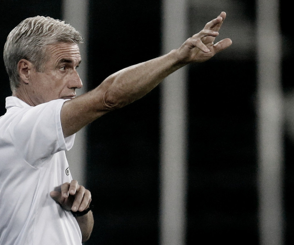 Luís Castro elogia desempenho do Botafogo, mas engole 'sabor injusto' após derrota para o Inter