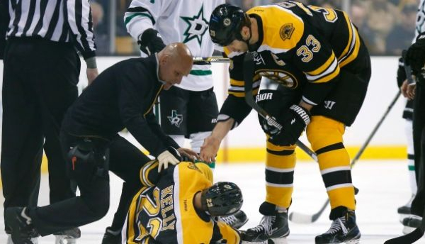 Boston Bruins Forward Chris Kelly Out 6-8 Months With Fractured Femur