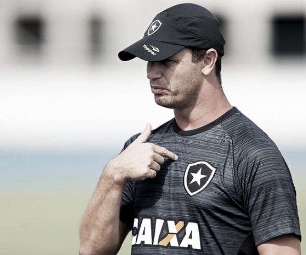 Felipe Conceição comemora evolução após primeira semana de treinos do Botafogo