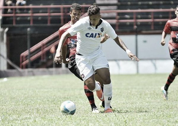 Em jogo de duas viradas, Atlético-PR supera Flamengo-SP e garante vaga na segunda fase da Copinha