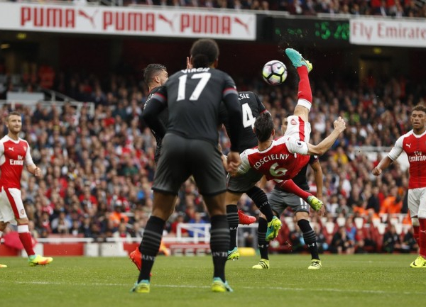 Arsenal di rimonta sul Southampton: Cazorla all'ultimo firma il rigore vincente (2-1)