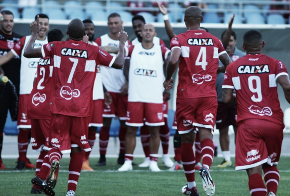 CRB vence lanterna Boa Esporte em jogo dramático e respira na Série B