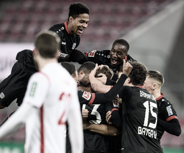 Bayer Leverkusen vence Colônia e segue líder da Bundesliga