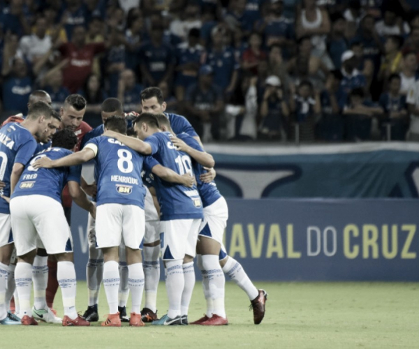 Em dia de lançamento da nova camisa, Cruzeiro aposta em time misto contra URT no Mineirão
