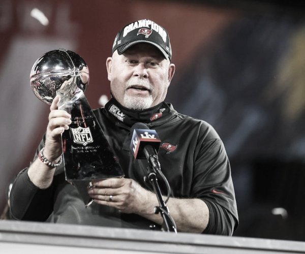 Após vitória no Super Bowl LV, Bruce Arians nega rumores de aposentadoria