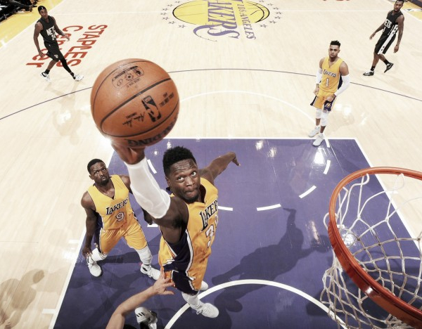 Randle hizo historia en los Lakers