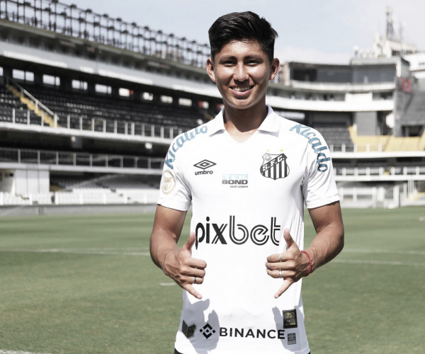 Jovem promessa, Miguel Terceros assina primeiro contrato profissional com Santos