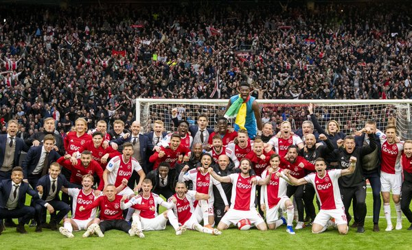 Eredivisie: l'Ajax ipoteca il titolo, tonfo PSV. Il Feyenoord perde ma omaggia Van Persie