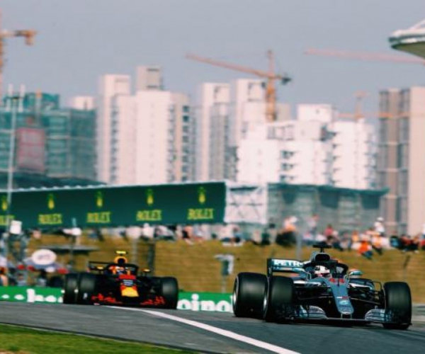 F1, GP Azerbaijan - La fortuna bacia Hamilton, il britannico vince ed è leader iridato