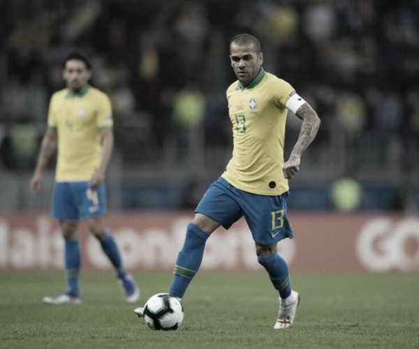Fora da Copa do Mundo de 2018, Daniel Alves renasce na Copa América