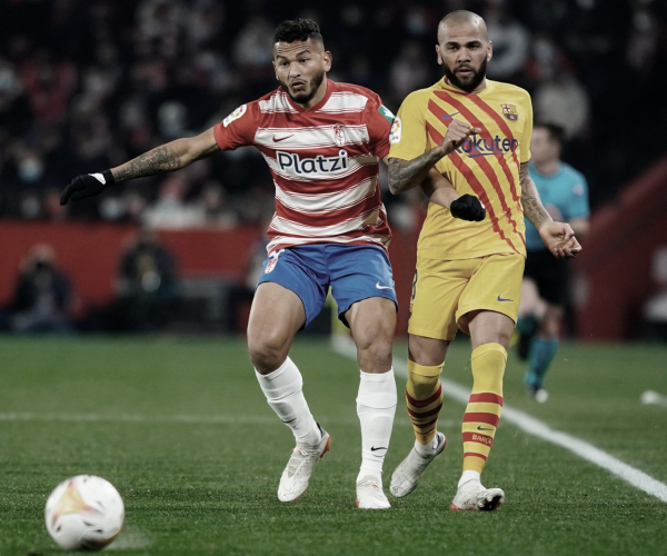 Após gol com assistência de Daniel Alves, Barcelona toma empate do Granada