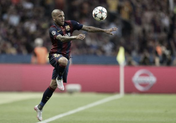 BREAKING: Dani Alves signs new two-year contract extension with Barça